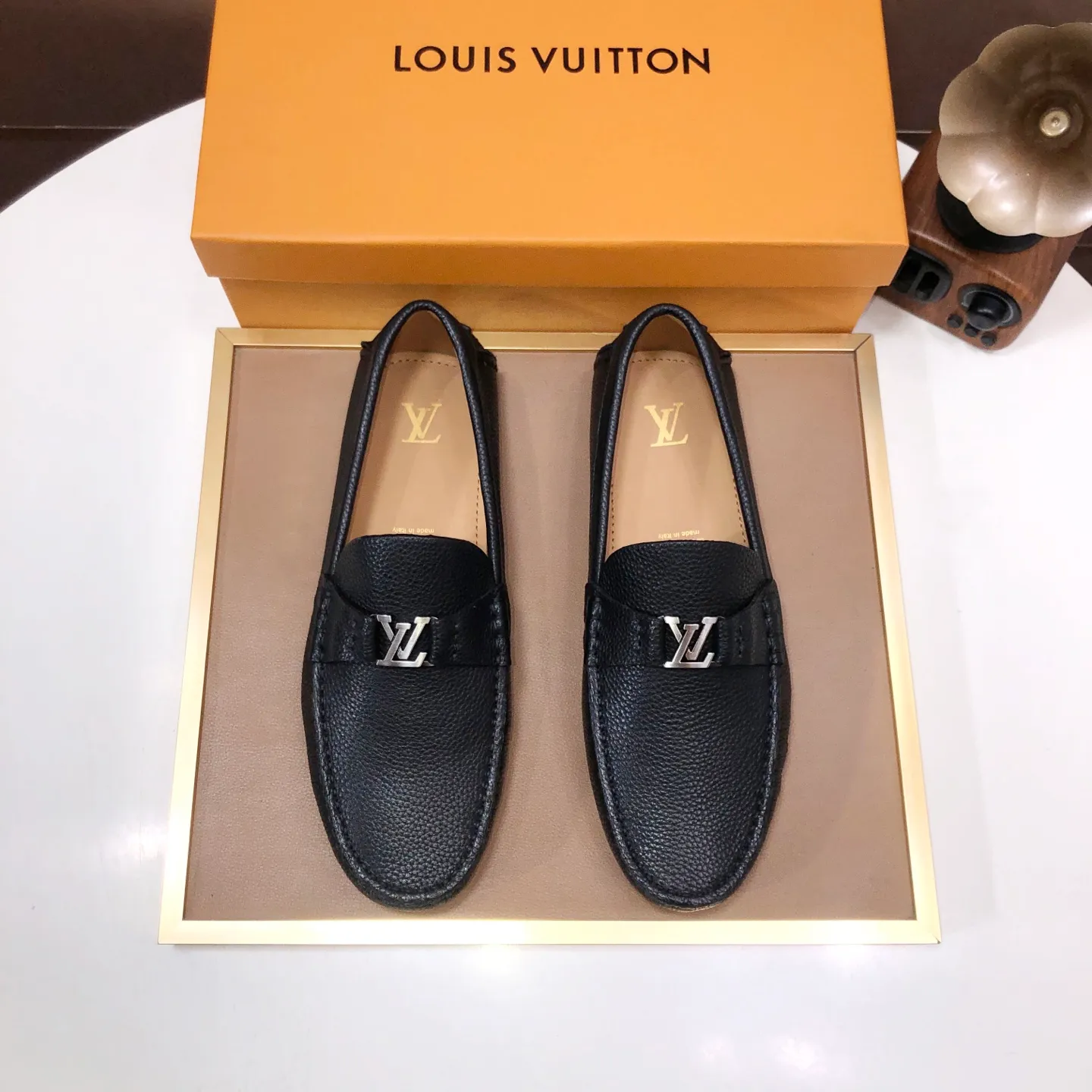 Men's men's shoes 💰420💰 [LV Doudou shoes] (water-dyed cowhide lining) new model is on the market, available on the official website. The new Doudou shoes are processed into single-color materials, and the uppers are made of imported cowhide material. The body of the shoe is fully hemmed with mark thread, and is lined with imported original cowhide leather. The elegant shoe shape is super suitable for all-matching, and the size is 38-44.
